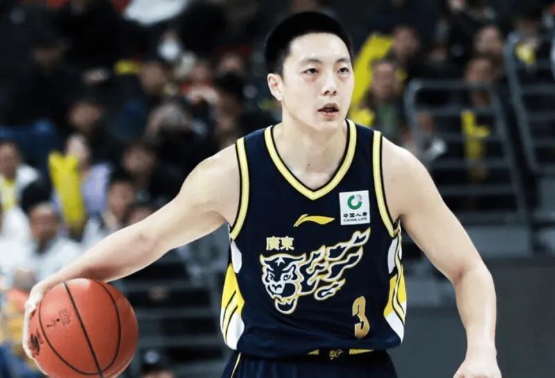 开云体育app-广东首节险胜同曦！胡明轩回暖，三外全部打铁，同曦命中率也糟糕