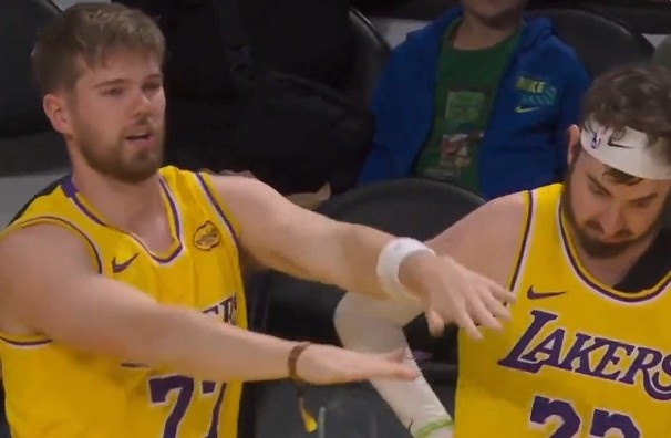 开云体育app-攒劲的节目！湖人主场观众席惊现山寨版东契奇&amp;蒂米 假东子秀热舞